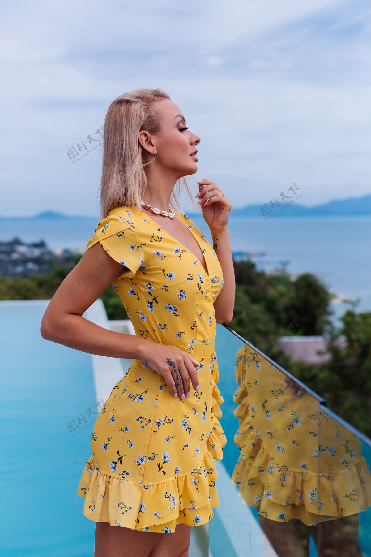 人年轻的白种人平静快乐美丽的女人 带着明亮的晚妆 穿着夏天的黄色连衣裙和贝壳项链淑女时尚海洋