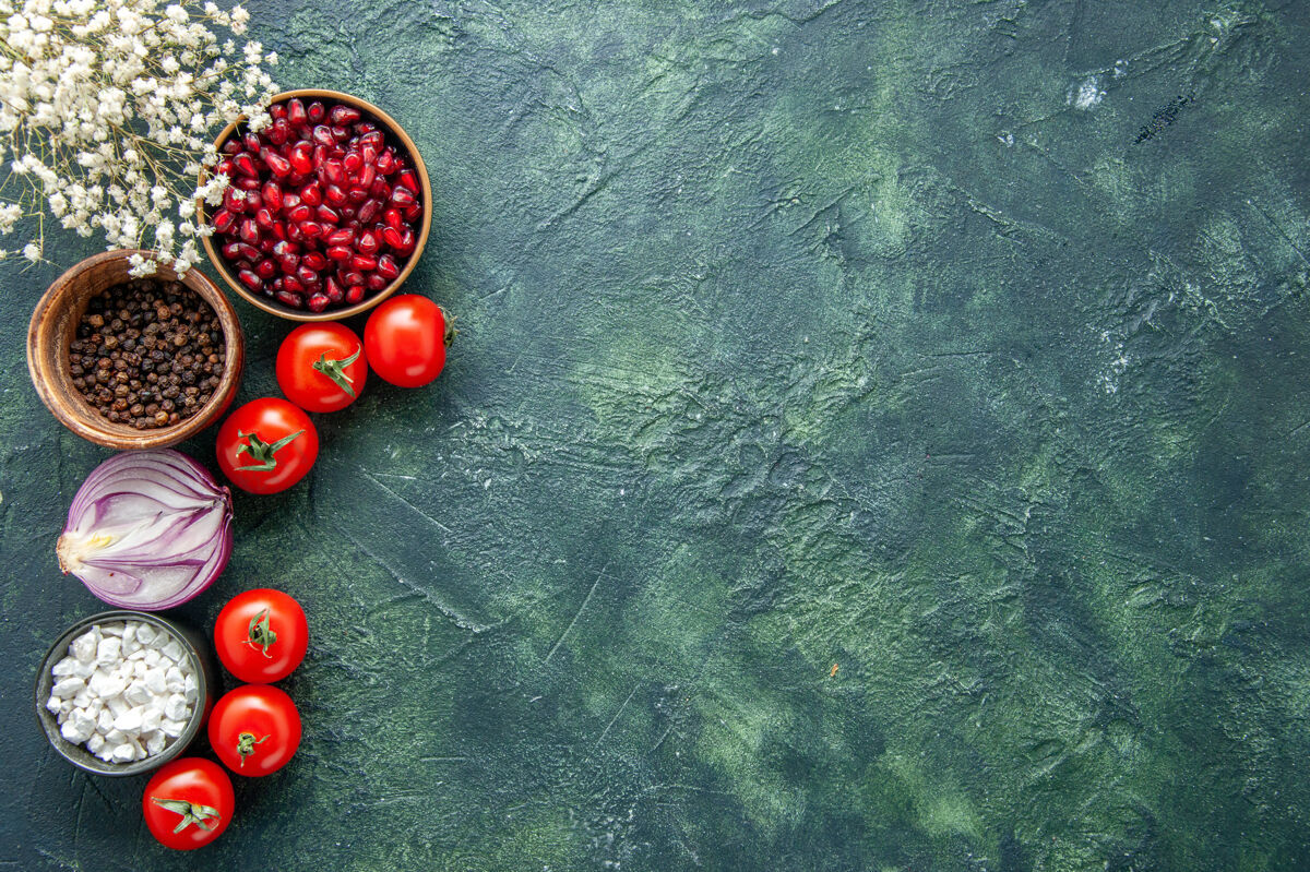 红醋栗顶视图新鲜的红色西红柿与调味品对黑暗的背景健康餐沙拉食品彩色照片饮食免费空间饮食葡萄干景观