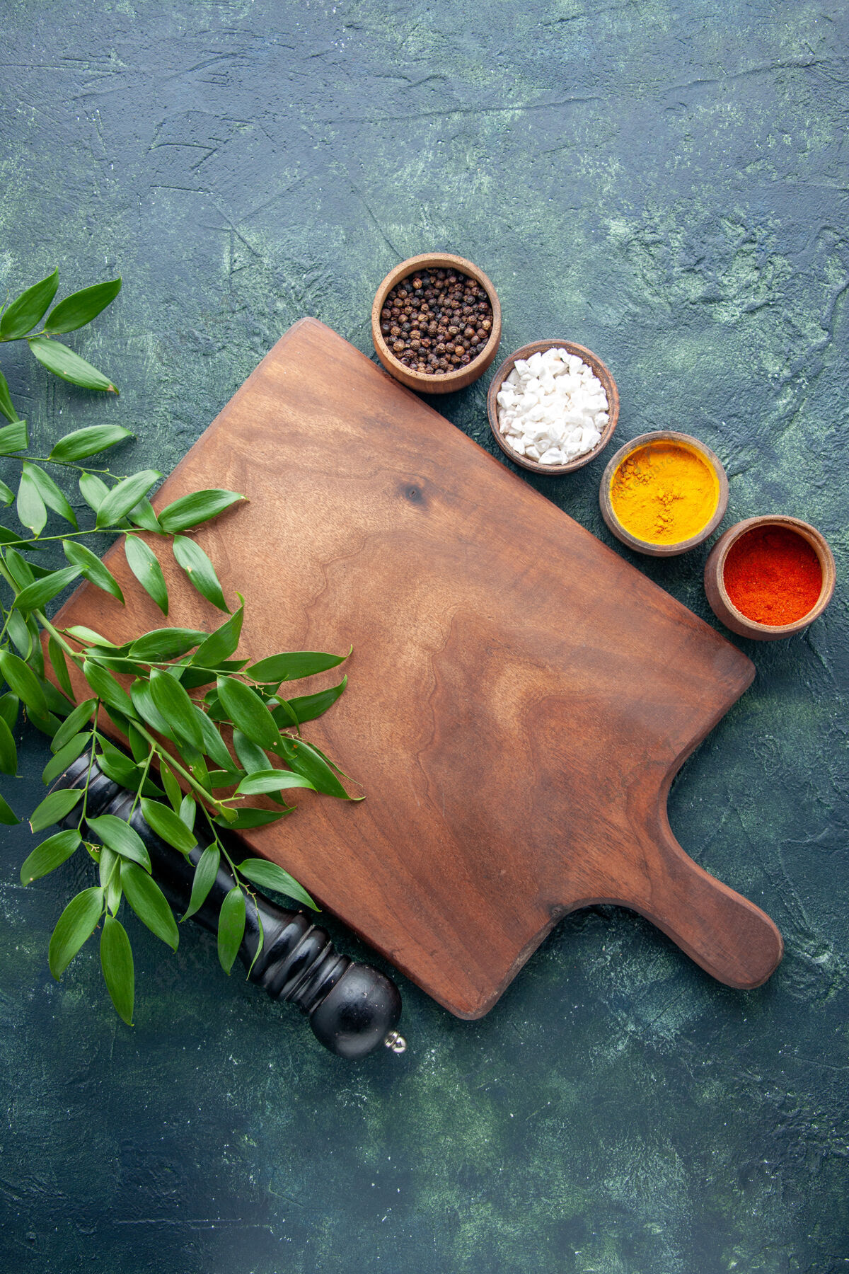 颜色顶视图不同调味品搭配棕色木质书桌 表面呈深蓝色 厨房木质利器呈树绿色新鲜视图午餐