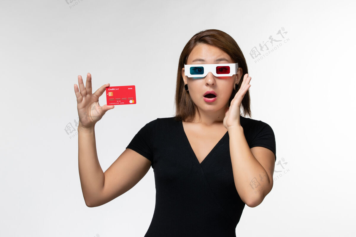 电影正面图：手持银行卡的年轻女性戴着一副白色的太阳镜前面银行太阳镜