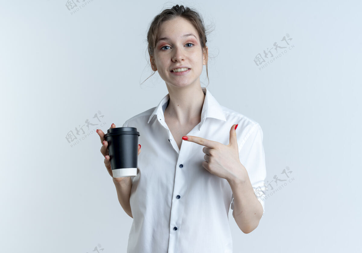 复制年轻的微笑金发俄罗斯女孩举行 并在咖啡杯点在白色空间与复制空间隔离点年轻持有
