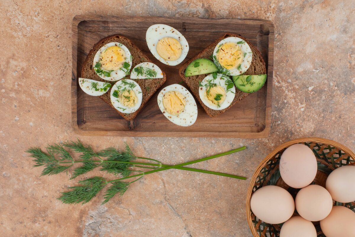 木头两杯烤黄瓜和煮鸡蛋放在大理石桌上鸡蛋绿色美味