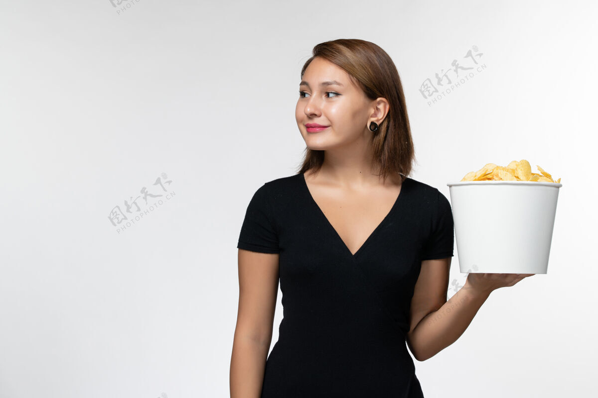 电影院正面图：身穿黑色衬衫的年轻女性 手拿薯片放在浅白的表面上美丽女士动画
