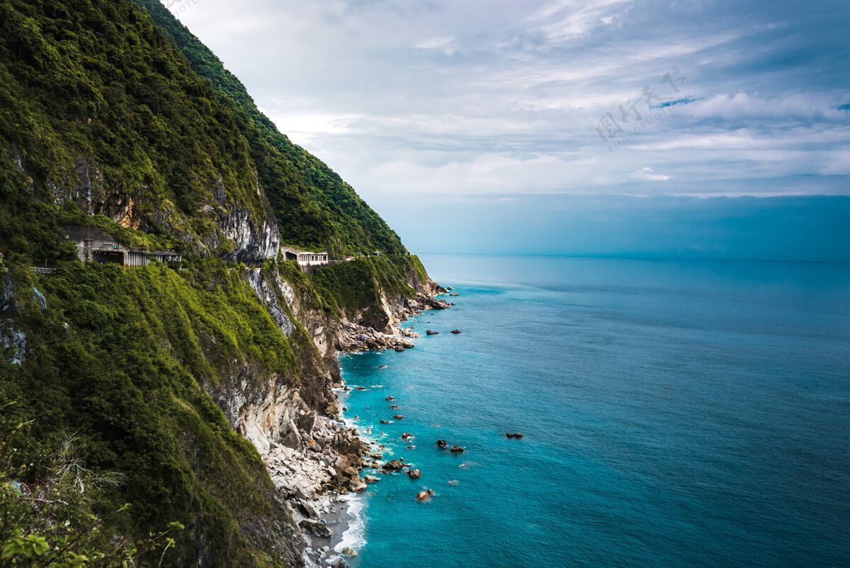 景观空中美丽的森林悬崖附近的蓝色清澈的海洋拍摄美丽草海景