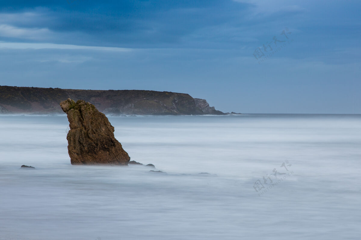 苏格兰一块岩石从海里露出水面的美丽照片海洋海滩天空