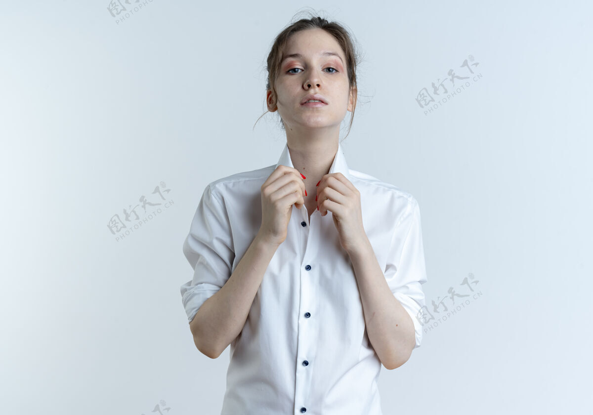 持有年轻自信的金发俄罗斯女孩拿着衣领隔离在白色空间与复制空间女孩领年轻