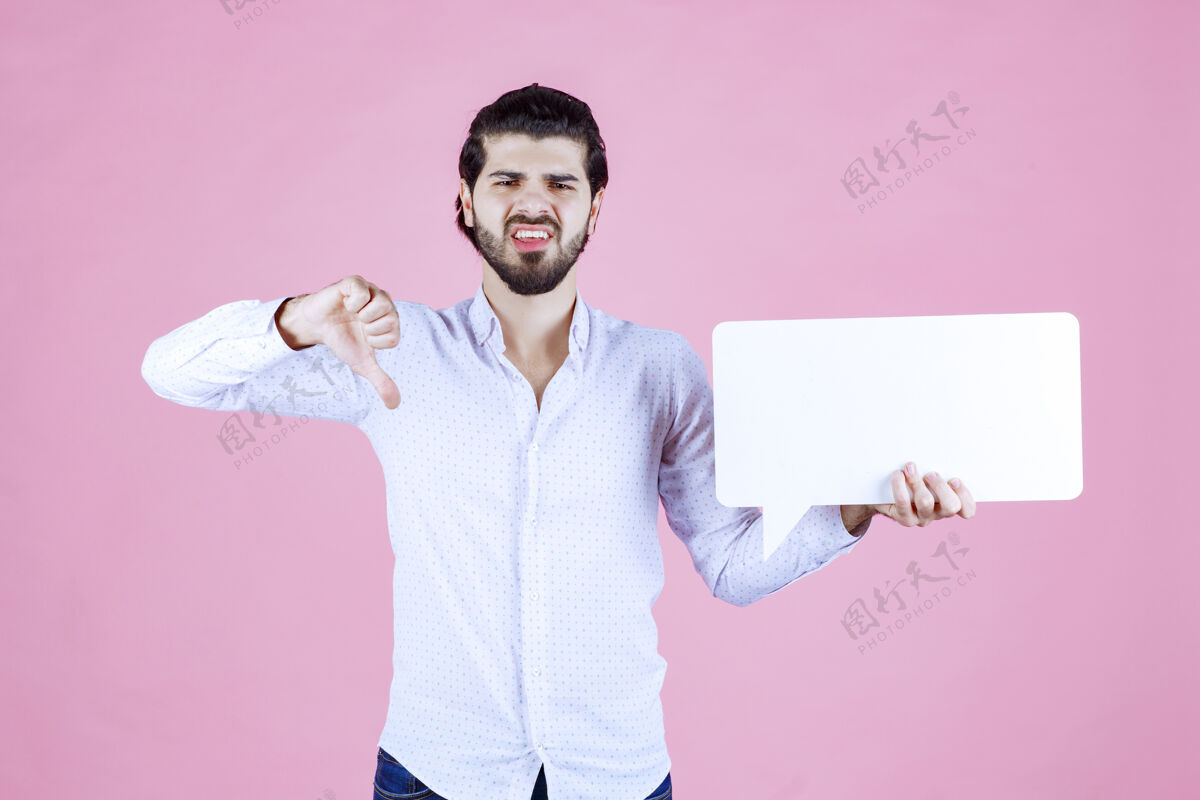 员工拿着空白矩形板的人不喜欢它模特晋升男性
