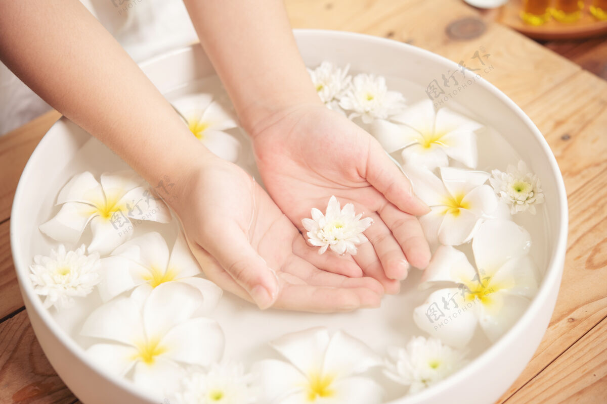 自然水疗治疗和产品在水疗香薰水疗陶瓷碗白花东方治疗女人