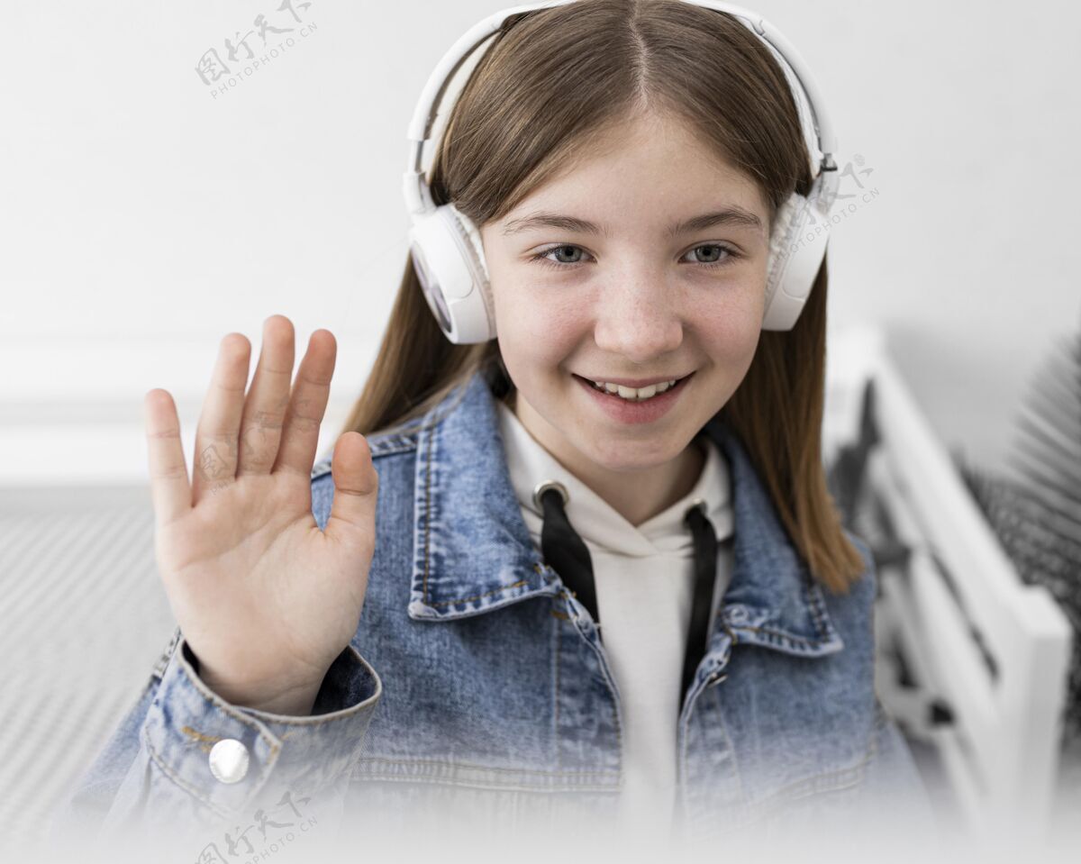 互联网特写微笑女孩戴耳机技术在线特写