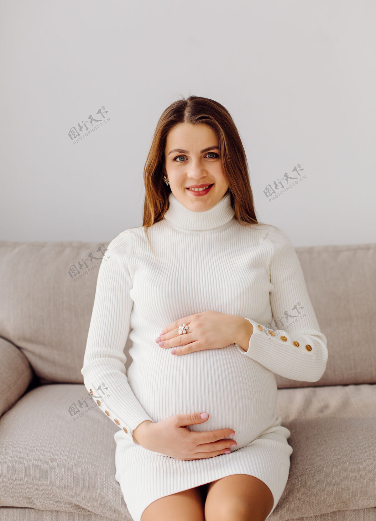 父母美丽的年轻孕妇穿着礼服在摄影棚摆姿势怀孕护理产前