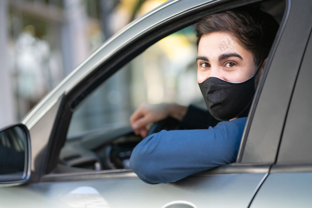 道路年轻人开车戴口罩的画像新的正常生活方式理念坐姿驾驶人
