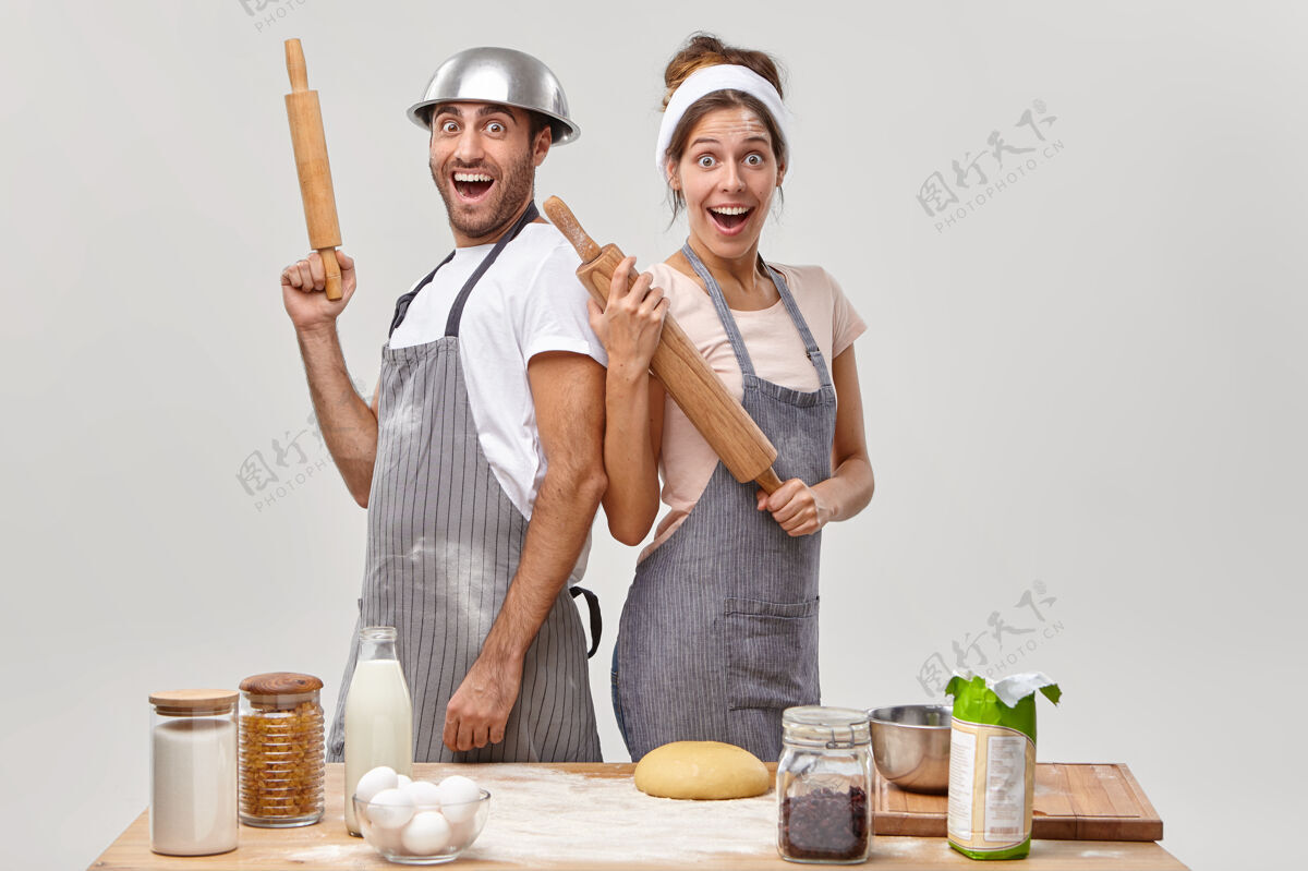 烘焙夫妻俩在厨房摆姿势准备美味的晚餐姿势女性家庭