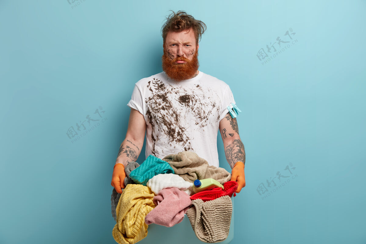 皱眉胡子男人拿着洗衣篮 忙得不可开交家务水平阴沉