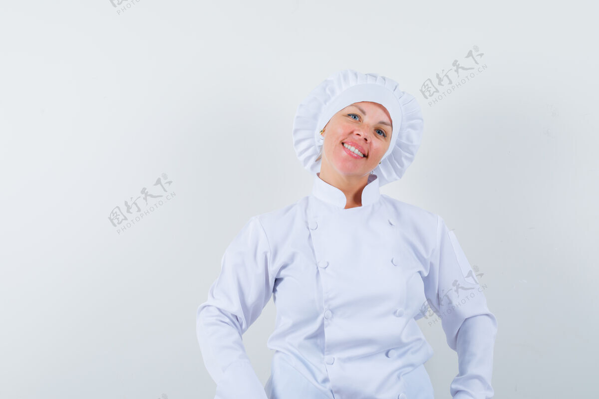 学生一位身穿白色制服的女厨师看着前面 看上去很高兴漂亮制服女士