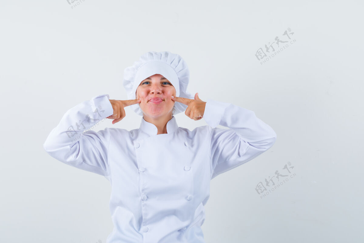 干净穿着白色厨师制服的金发女人 食指放在脸颊上 看起来很漂亮模特脸肖像