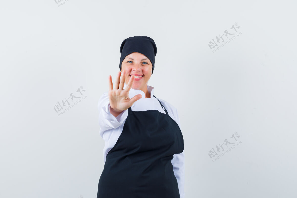 清洁一个穿着黑色厨师制服的金发女人 看起来很漂亮魅力黑发皮肤护理