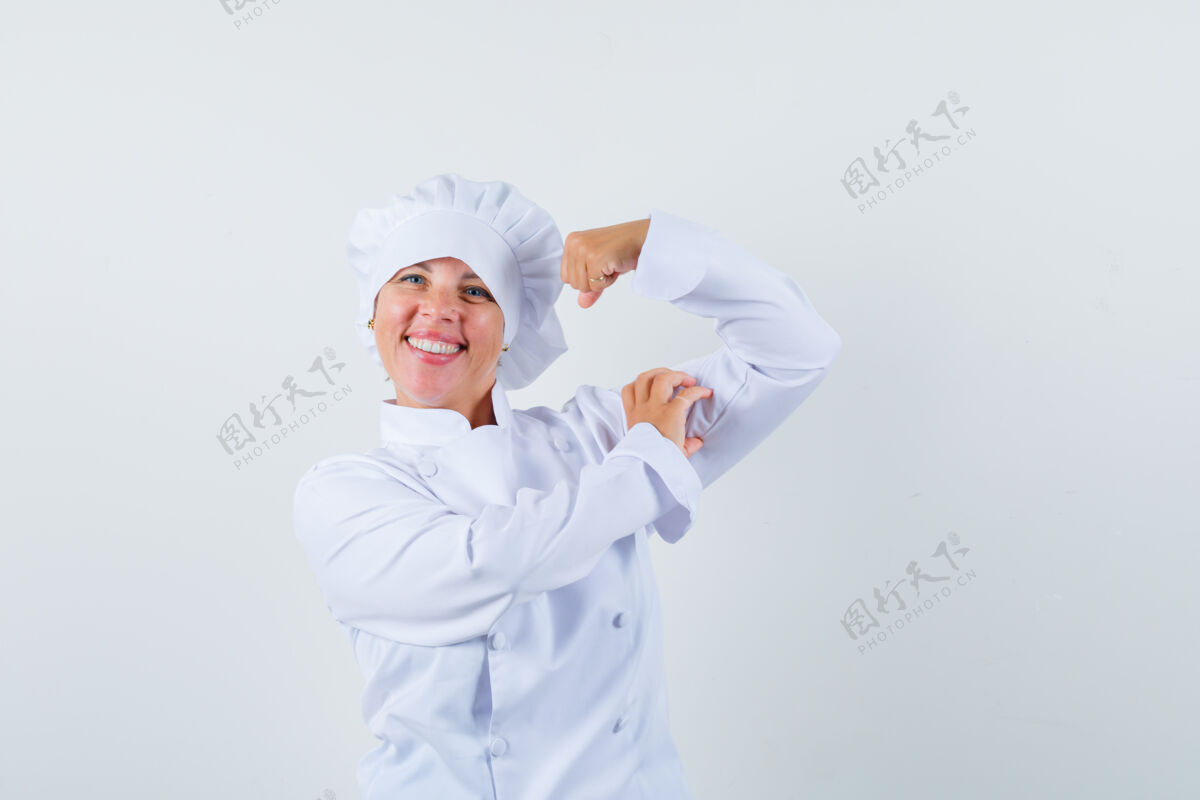 健康一个穿着白色厨师制服 展现肌肉的金发女人 看起来很漂亮皮肤秀女性