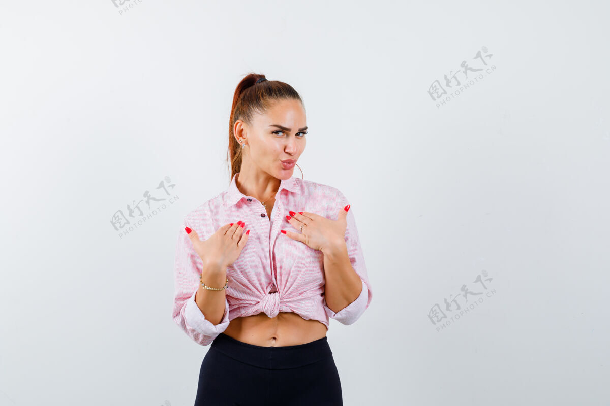 护理穿着休闲衬衫 裤子的年轻女性用手指着自己 看上去很自信 前视魅力水疗皮肤