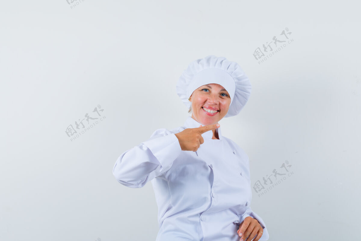 时尚一位身穿白色制服的女厨师站在一边 看上去很高兴优雅制服女士