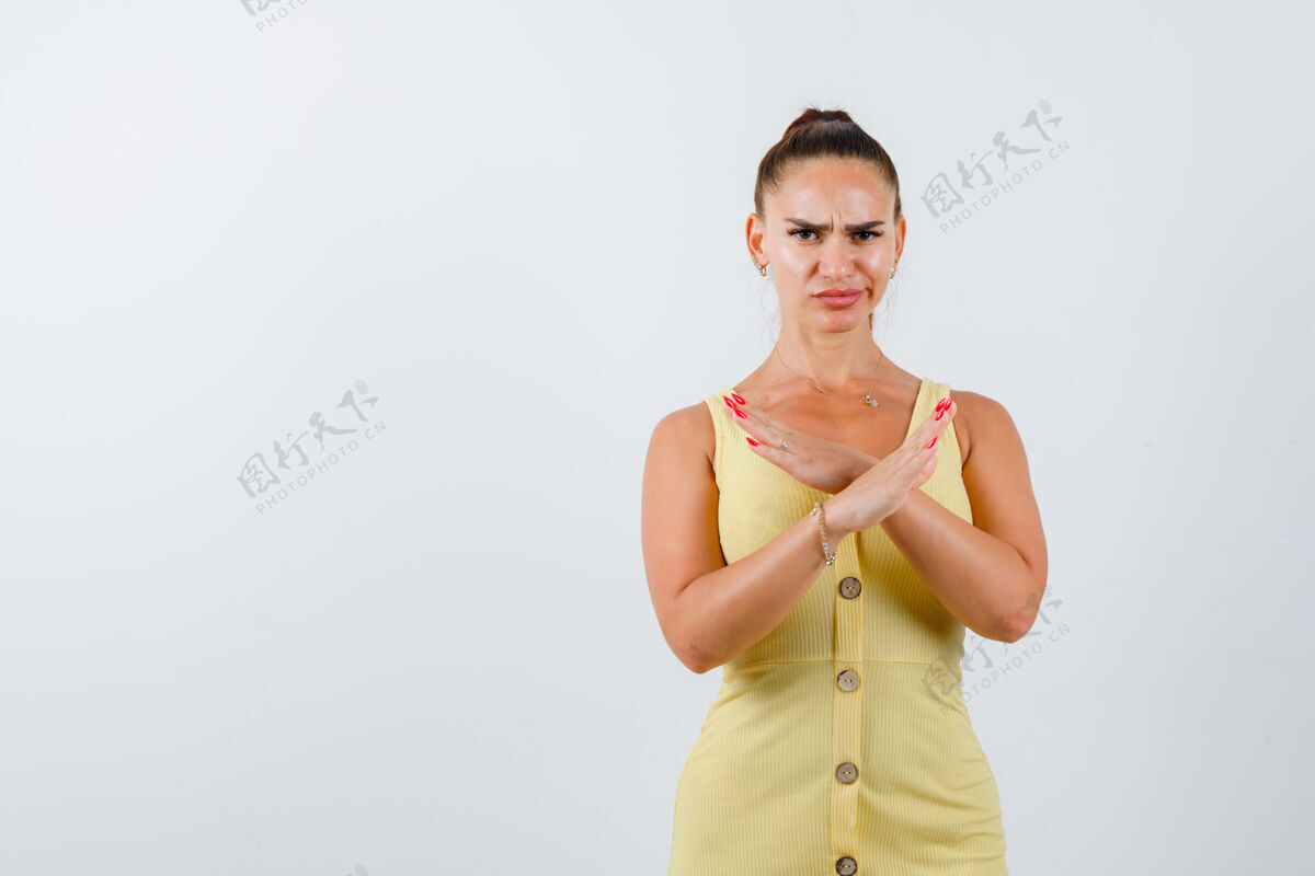 拉丁语一幅年轻女士的画像 她穿着黄色的衣服 摆出拒绝的姿态 看着不高兴的前景色健康压力模特