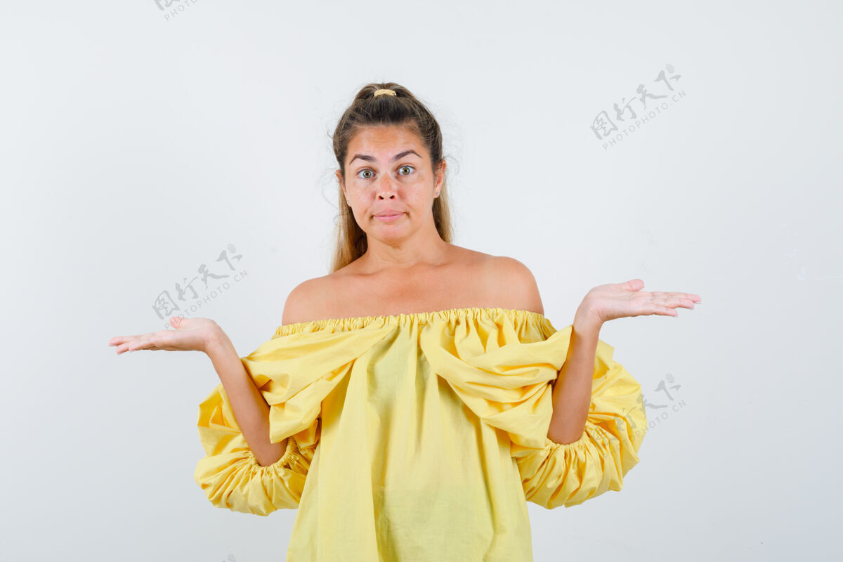 前面一幅年轻女士的画像 她穿着黄色衣服 表现出无助的姿态 看上去很迷茫视图女孩困惑