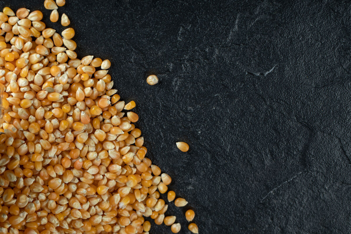 收获生玉米粒上黑堆爆米花食品