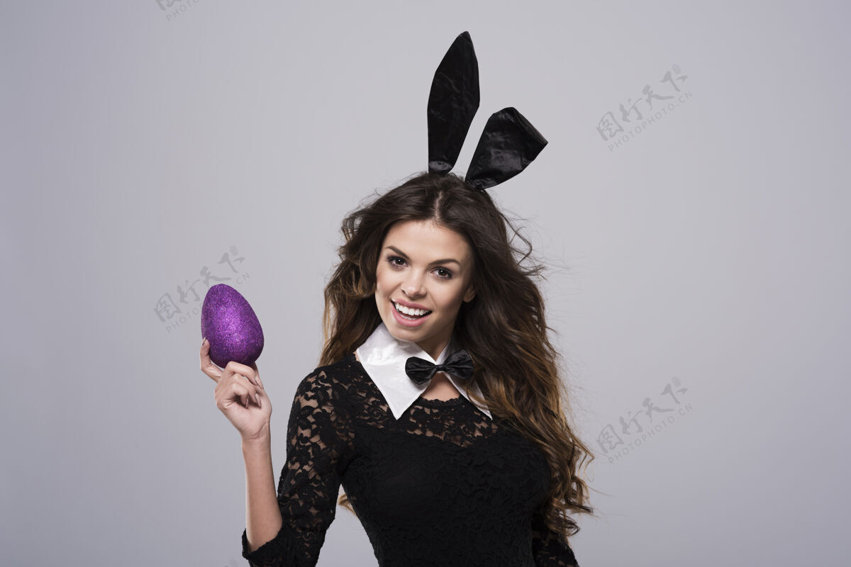 兔子服装穿着性感兔子服装的女人卷发欢呼迷人的女人