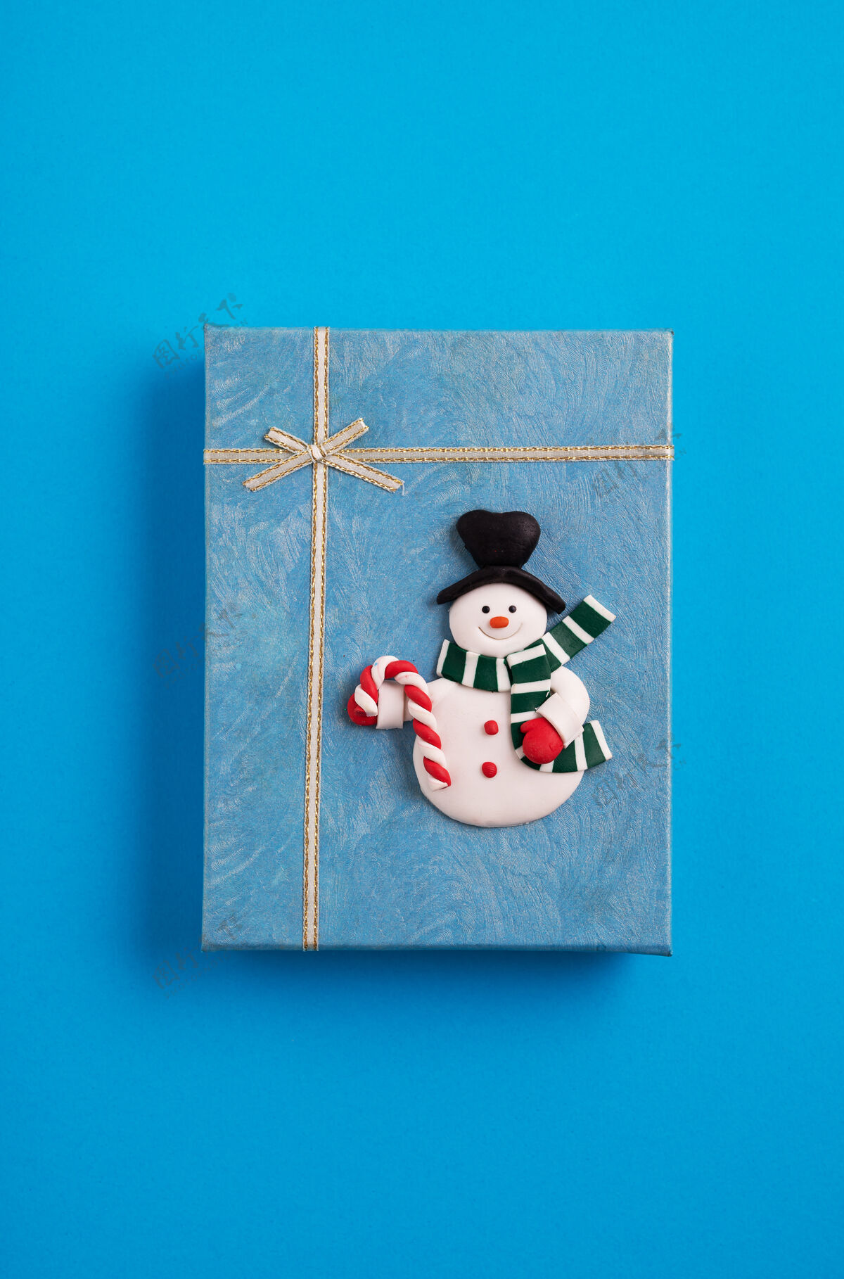礼物蓝色圣诞礼盒装饰着一个雪人在蓝色的背景卡片心情传统