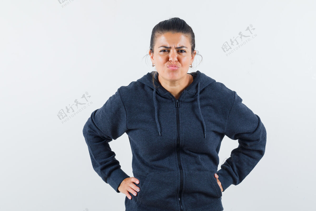 时尚一个黑发女人穿着夹克 手放在腰上 看起来很不满意床观点暗色