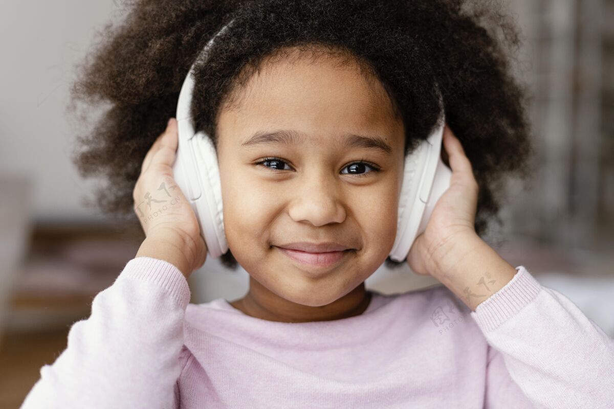 小玩意戴着耳机的小女孩科技室内耳机