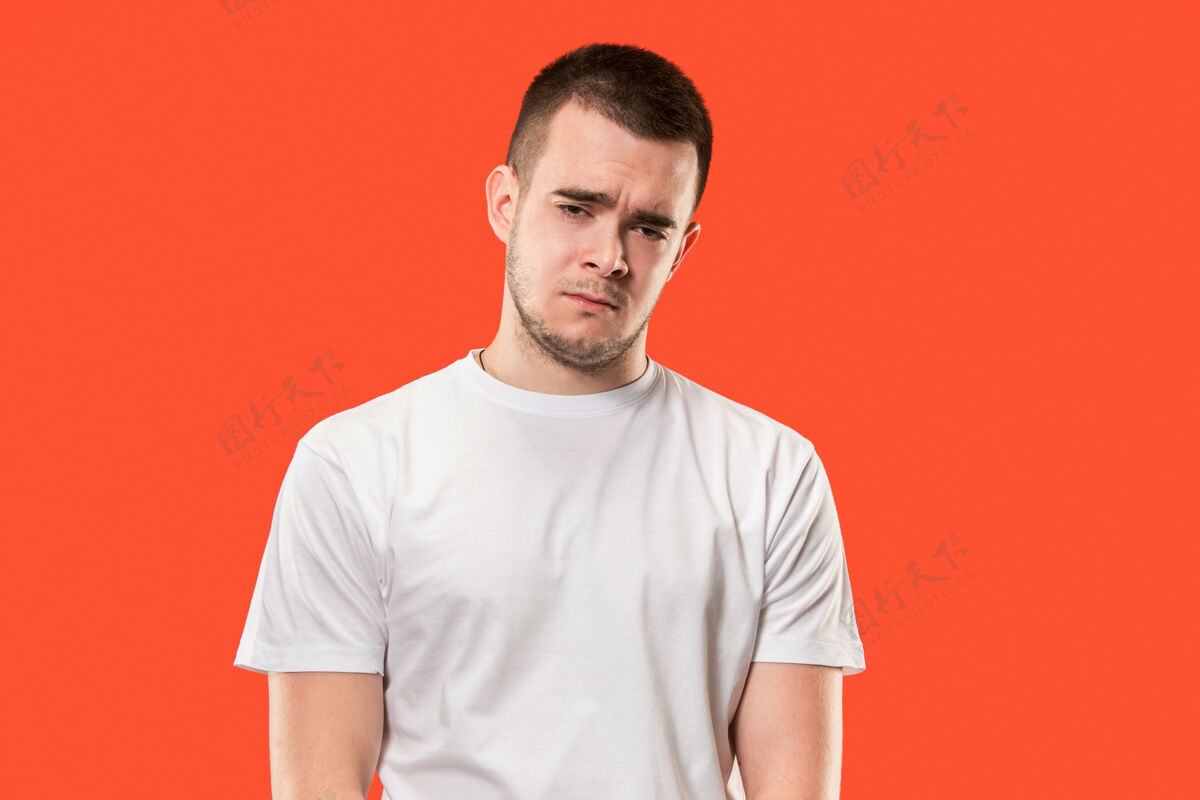 面部为什么呢？漂亮的男性半身像被孤立在时尚的橙色工作室里年轻思考人类