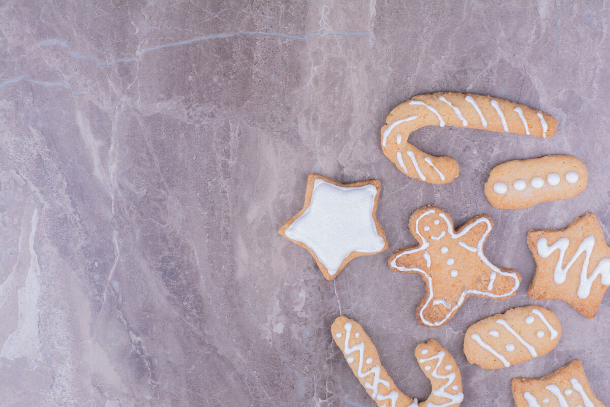 健康在石头表面有不同形状的圣诞姜饼烹饪传统厨房