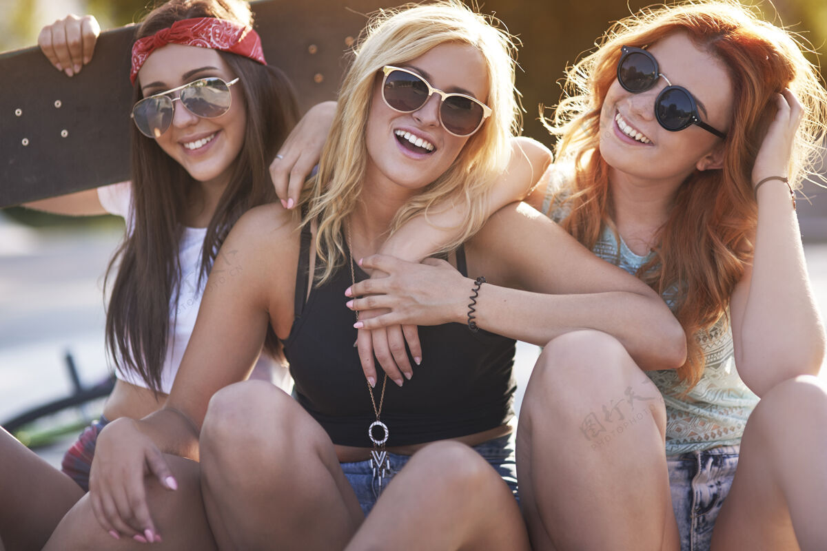 爱好年轻女子在滑板公园共度时光微笑女孩滑板公园