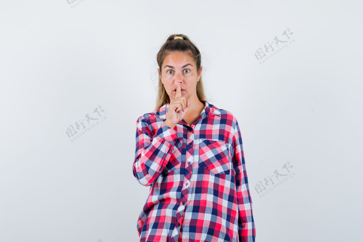 时尚穿着休闲衬衫的年轻女子表现出沉默的姿态 看上去很小心前视图前面手人