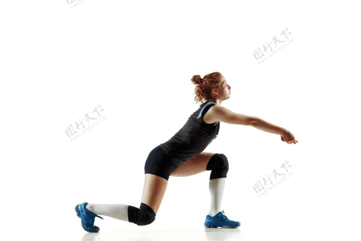 鞋年轻的女排运动员被隔离在白色的墙壁上穿着运动器材和鞋子或运动鞋的女人在训练和练习运动的概念 健康的生活方式 运动和运动肌肉年轻比赛