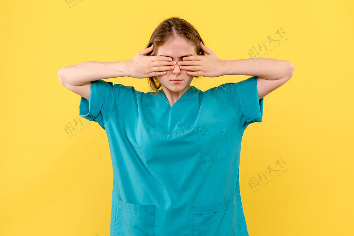 漂亮正面图黄色背景上蒙着眼睛的女医生情感健康医院医生肖像情绪医院