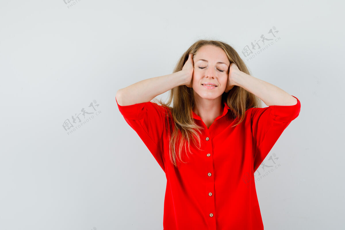 化妆穿着红衬衫的金发女郎双手抱着头 看上去很平静衬衫扣女性