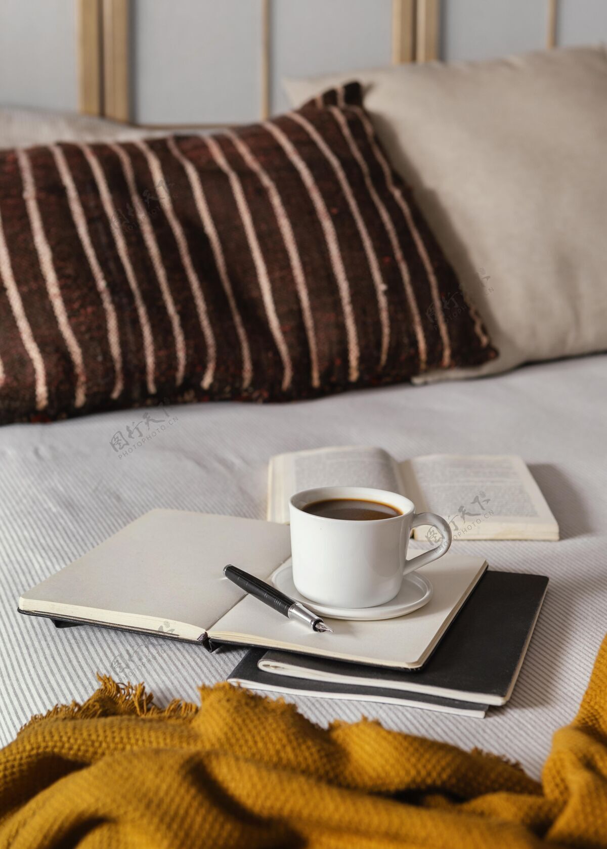 安排床上有高角度的咖啡和书咖啡食物菜