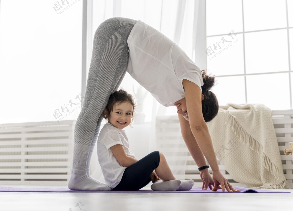 女士全镜头女人和孩子一起伸展运动成人练习