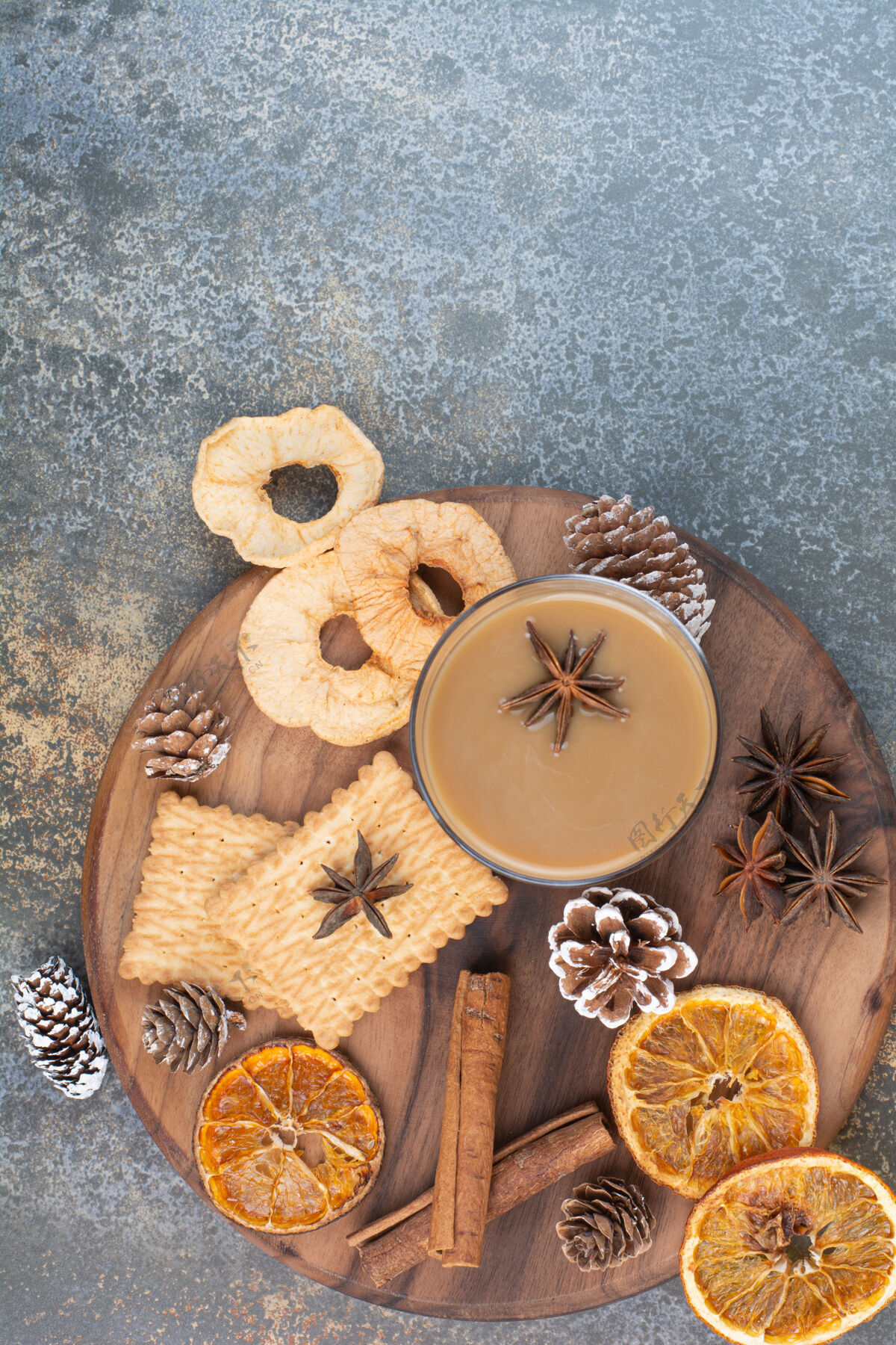 干一杯咖啡 肉桂棒和松果放在木盘上高质量的照片美味马克杯饼干