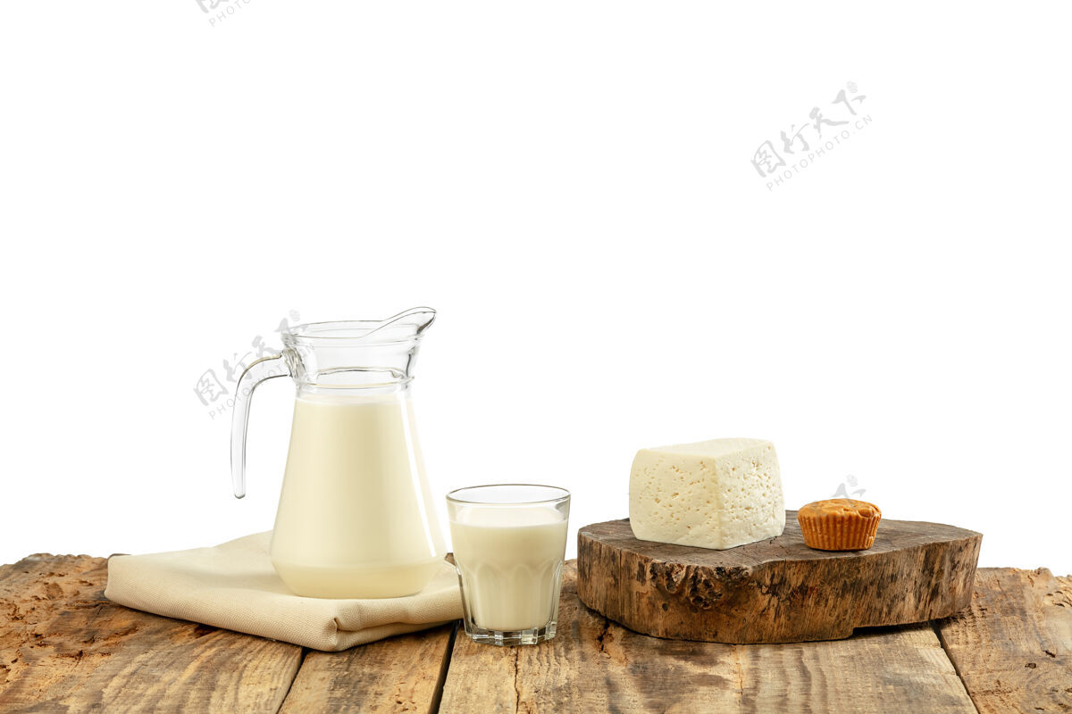 健康不同的奶制品 奶酪 奶油 木桌和白墙上的牛奶健康的饮食和生活方式 有机的天然营养 饮食美味的食物和饮料小吃洞各种
