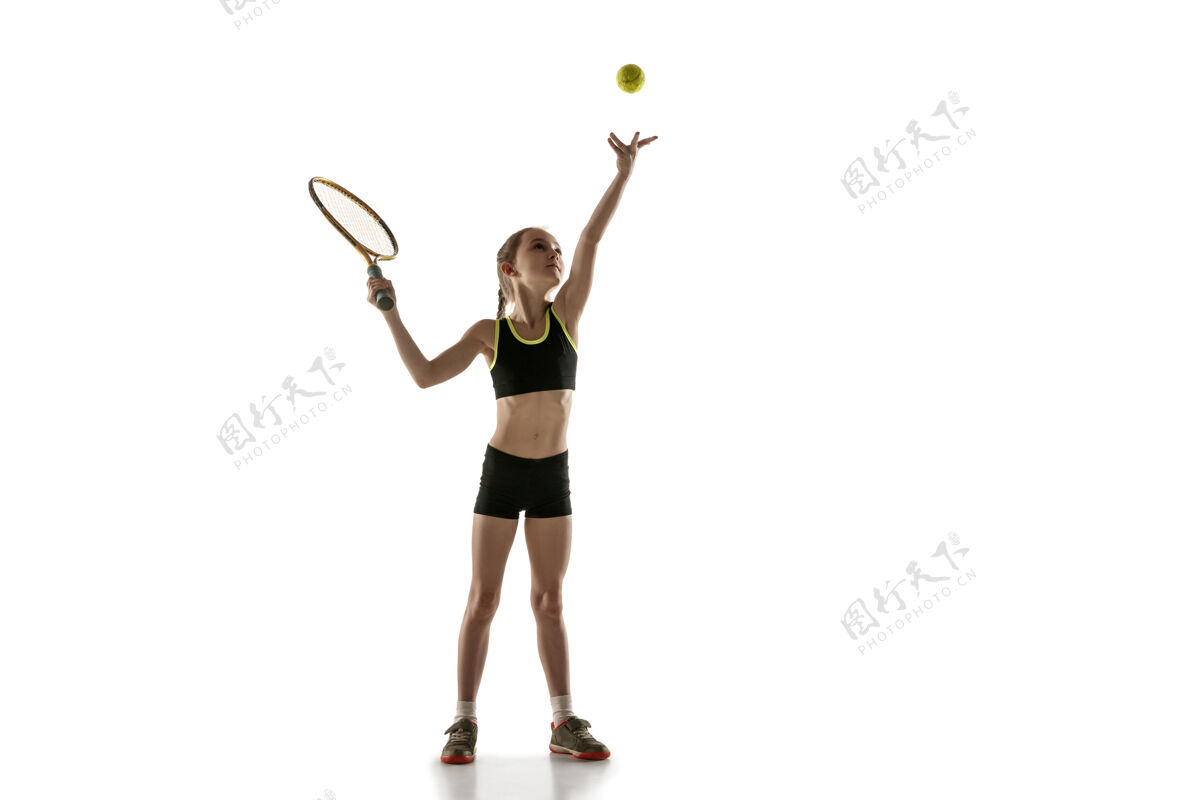 游戏在白墙上打网球的白人小女孩能量健身玩
