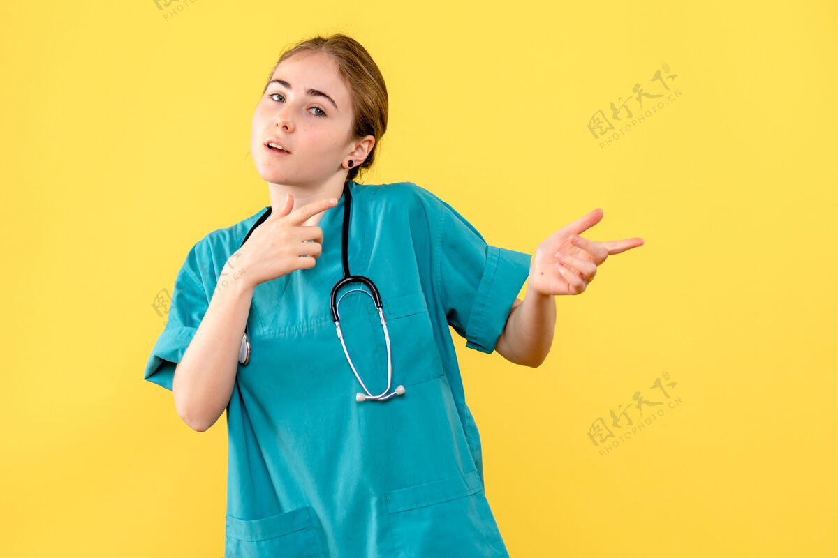 医疗器械正面图黄色背景上的女医生情感医院卫生医生制服诊所微笑