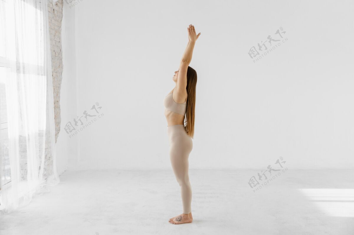 私人教练一条腿站着的全速射击的女人运动活跃瑜伽