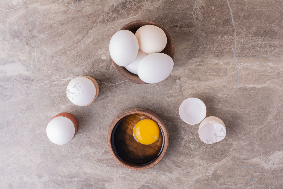 面粉把鸡蛋 蛋壳和蛋黄放在木杯里配料美味糕点