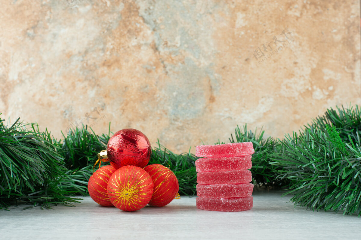 食物红糖果酱与红色圣诞球大理石背景高品质的照片红色好吃吃