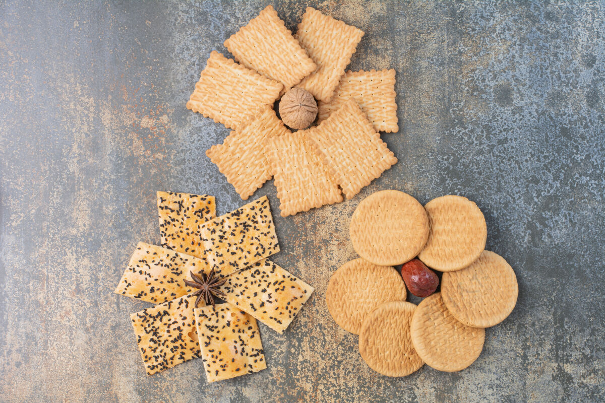 饼干美味的饼干与坚果和八角茴香大理石背景高品质的照片食物大理石坚果