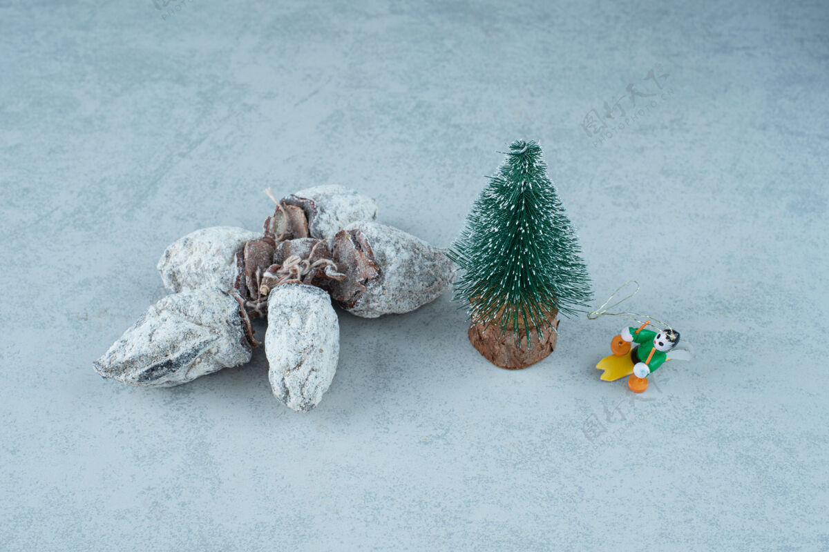 绿色圣诞树与健康干果大理石背景高品质的照片水果可食用健康