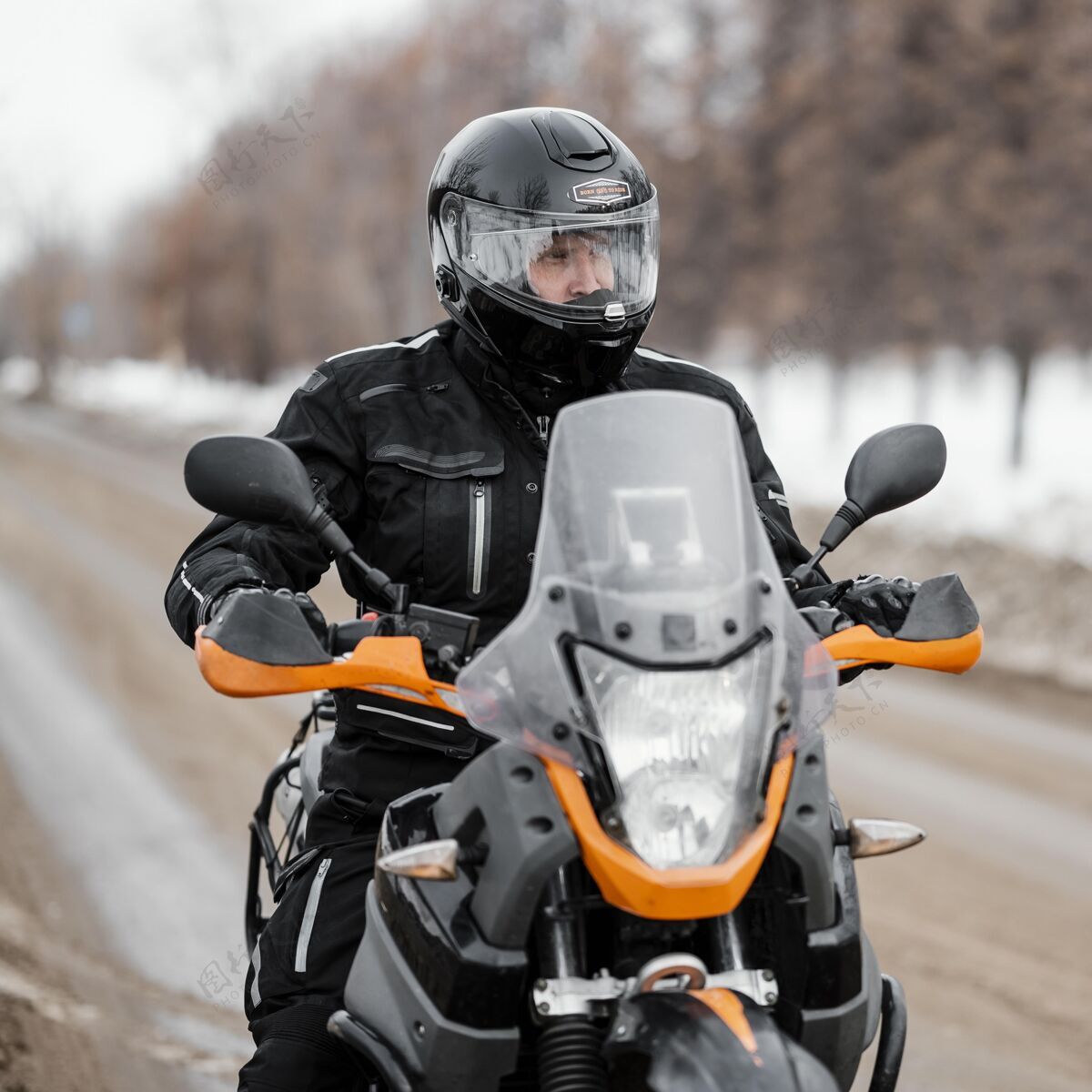 头盔冬天骑摩托车的男人摩托车手男人男人