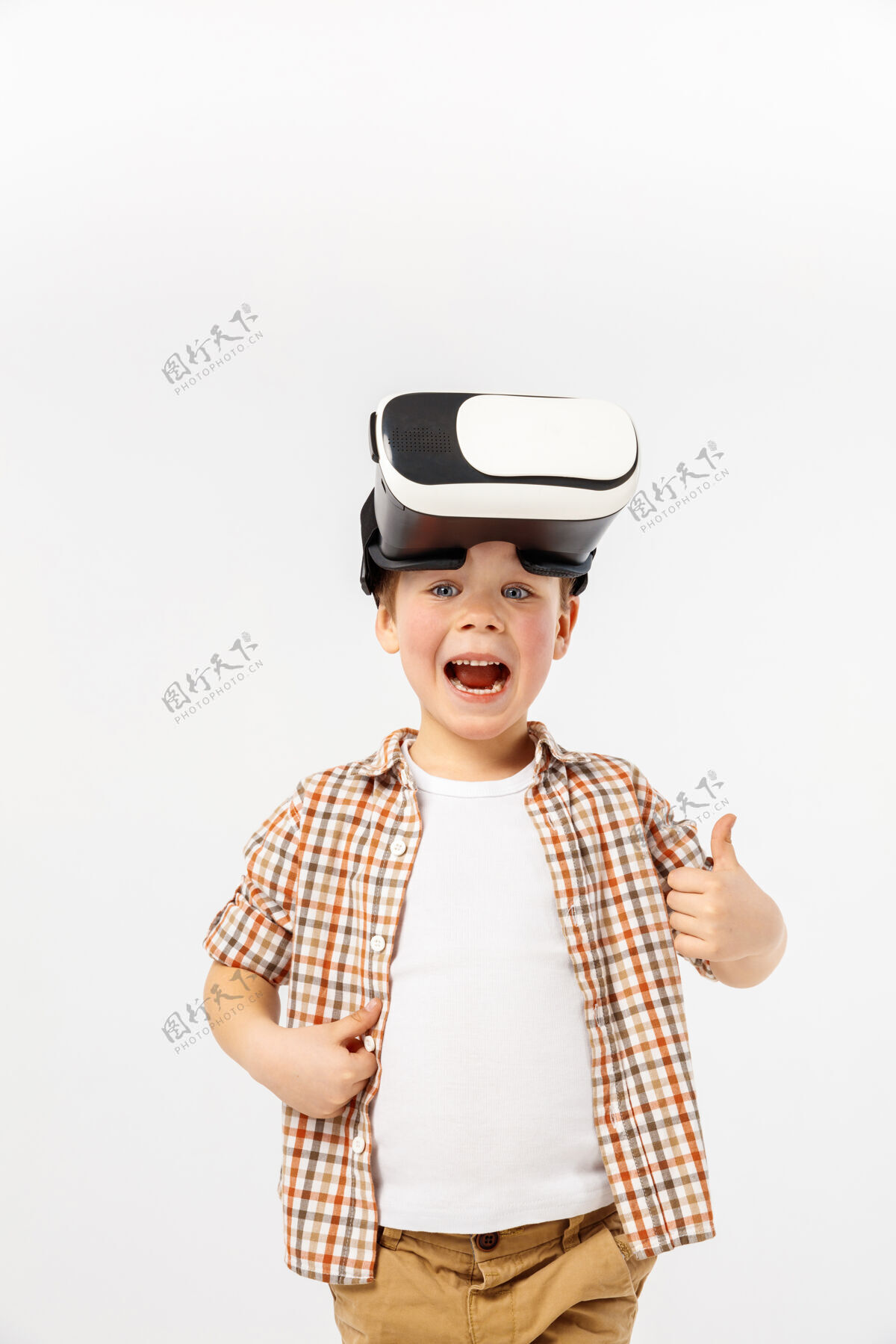 现代带着虚拟现实耳机的孩子未来梦想高